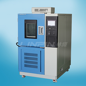 　　上海交變濕熱箱電子式濕度傳感器商品及環(huán)境濕度精確測量歸屬于95時代盛行的制造行業(yè), 近些年世界各國在濕度傳感器產(chǎn)品研發(fā)行業(yè)獲得了長足進步。濕敏控制器正從簡易的濕敏元器件向柔性生產(chǎn)、智能化系統(tǒng)、多主要參數(shù)檢驗的方位快速發(fā)展趨勢，為開發(fā)新一代環(huán)境濕度測控系統(tǒng)造就了資源優(yōu)勢，也將環(huán)境濕度精確測量技術(shù)性提升到新的水準。  　　現(xiàn)階段只有上海林頻儀器設(shè)備及少數(shù)幾家海外公司把握了用電子式濕度傳感器在上海交變濕熱箱的開發(fā)設(shè)計和運用。對比于傳的濕區(qū)球法測濕技術(shù)性，電子式濕度傳感器成本費較高，主要認知環(huán)境濕度快，測濕更等優(yōu)勢。該技術(shù)性現(xiàn)階段在中國航天、北京林業(yè)大學(xué)、中國電力科學(xué)院等環(huán)境試驗箱如表獲得了非常好的運用，這一技術(shù)性也將變成將來上海交變濕熱箱的流行發(fā)展前景。  　　電子式濕度傳感器的優(yōu)勢取決于能捕獲相對濕度的微量分析的轉(zhuǎn)變, 反映靈巧, 落后時間在30五秒之內(nèi)年飄移小。因為電子式濕度傳感器能將相對濕度的轉(zhuǎn)變變換為電信號輸出, 逐步實現(xiàn)了電子數(shù)碼顯示信息。因為選用操縱與顯示信息的數(shù)據(jù)信號均來源于同樣, 防止了因取樣操縱和顯示信息分離出來而導(dǎo)致的積累偏差, 因而其取樣操縱顯示信息總偏差就是說電子式濕度傳感器自身的線形偏差, 且該線形偏差還可根據(jù)賠償電源電路開展調(diào)節(jié), 全面提高精密度。